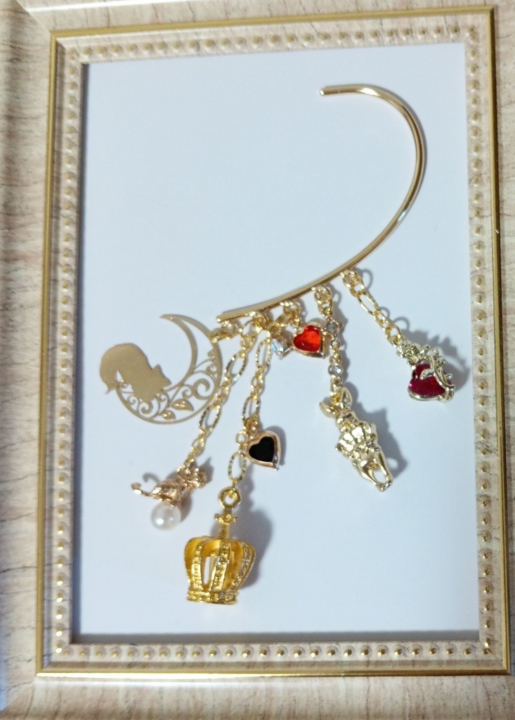 猫がメインのアリスの世界イヤーフック チェシャ猫 ハートの女王 ハート 赤 レッド ゴールド ブラック 薔薇 パール