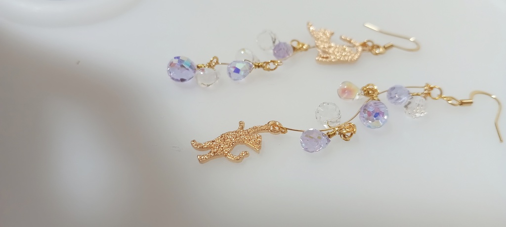 キラキラガラスビーズの猫ピアス パープル クリア ゴールド ねこ フックピアス