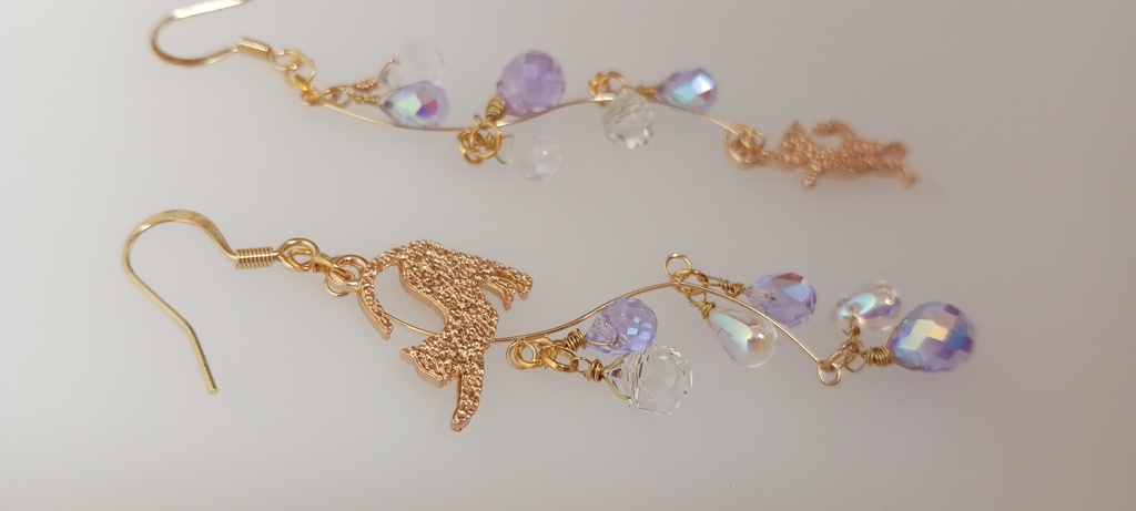 キラキラガラスビーズの猫ピアス パープル クリア ゴールド ねこ フックピアス