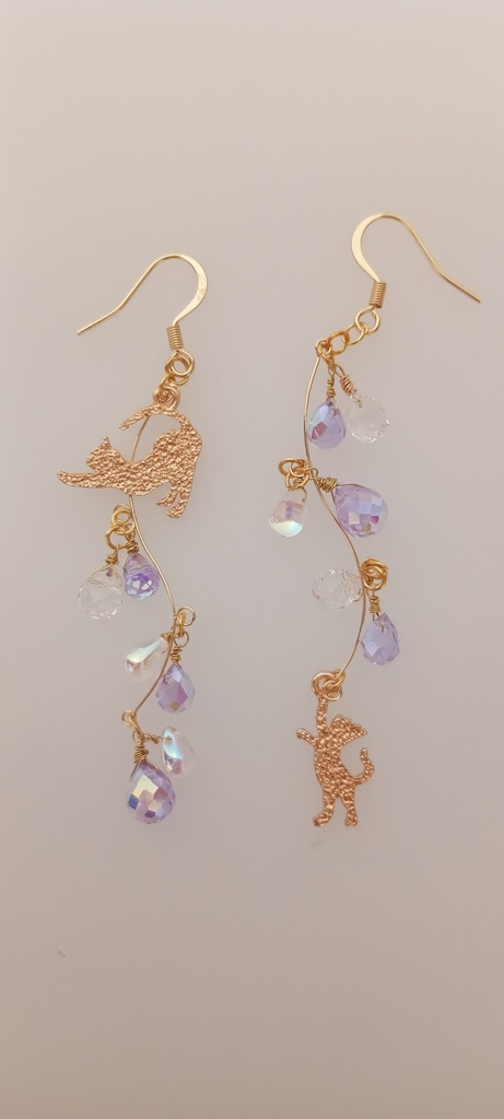 キラキラガラスビーズの猫ピアス　パープル　クリア　ゴールド　ねこ　フックピアス