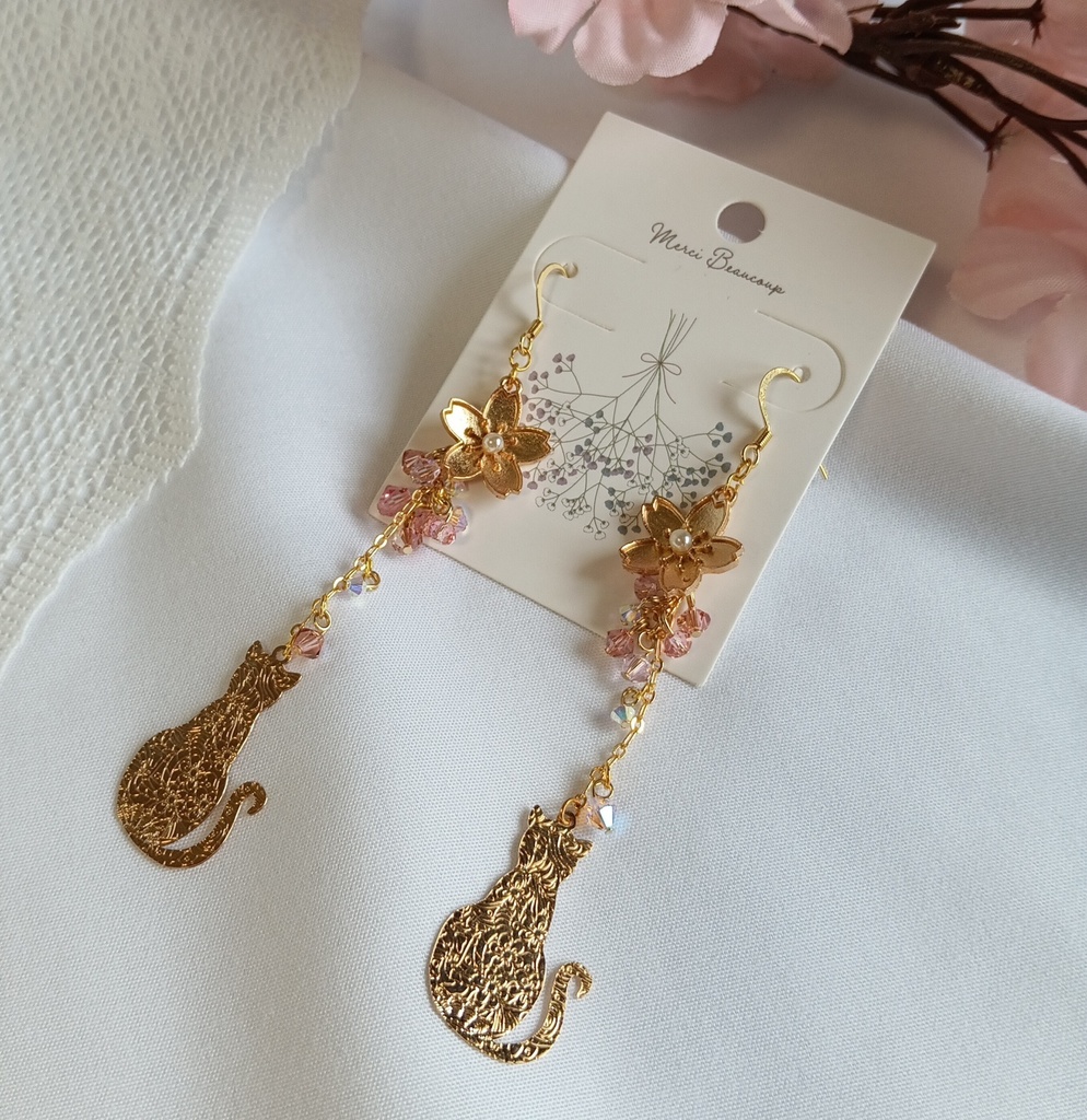 桜　猫　ハンドメイドピアス　スワロフスキー　ピンク　ゴールドカラー