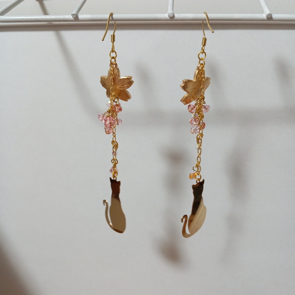 桜 猫 ハンドメイドピアス スワロフスキー ピンク ゴールドカラー