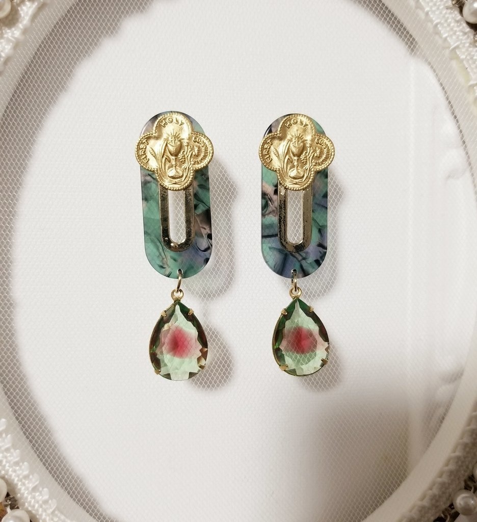 ヴィンテージガラスの耳飾り