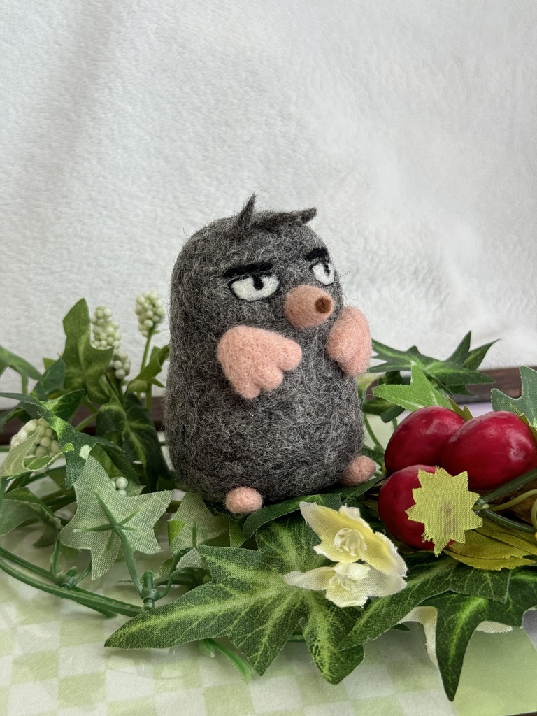 立っているモグミ_2号