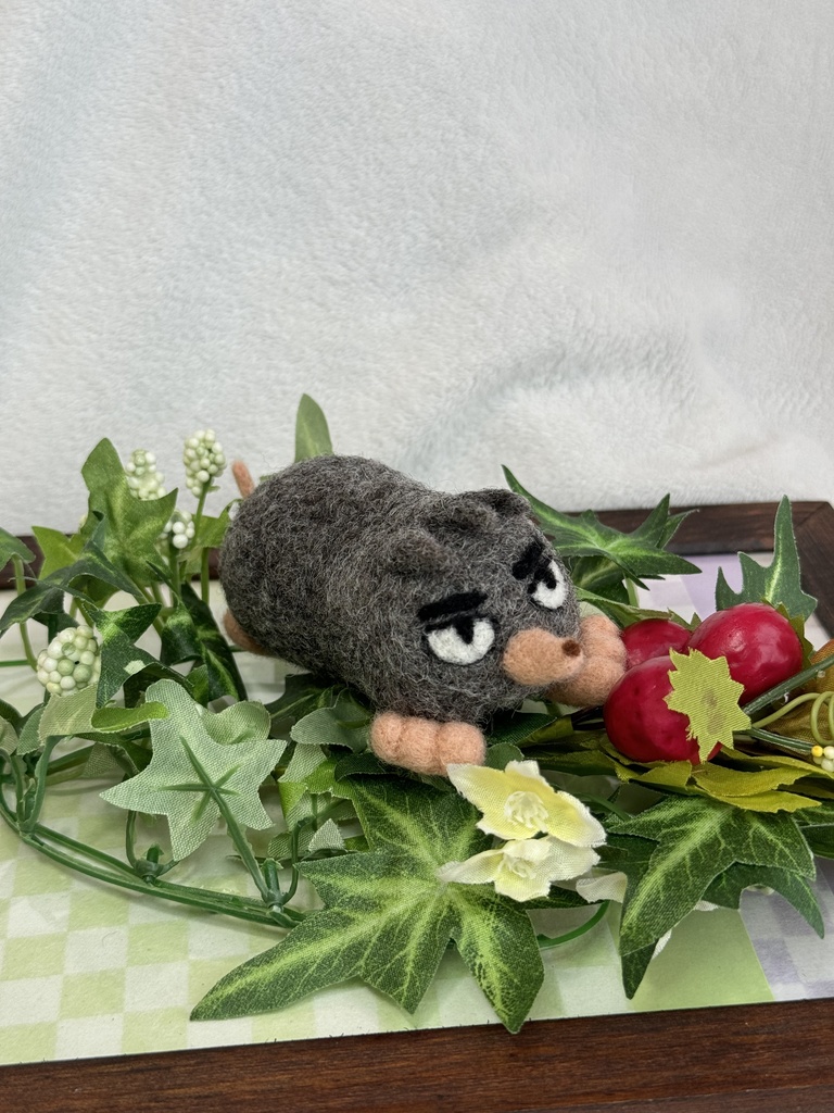 寝そべっているモグミ_2号