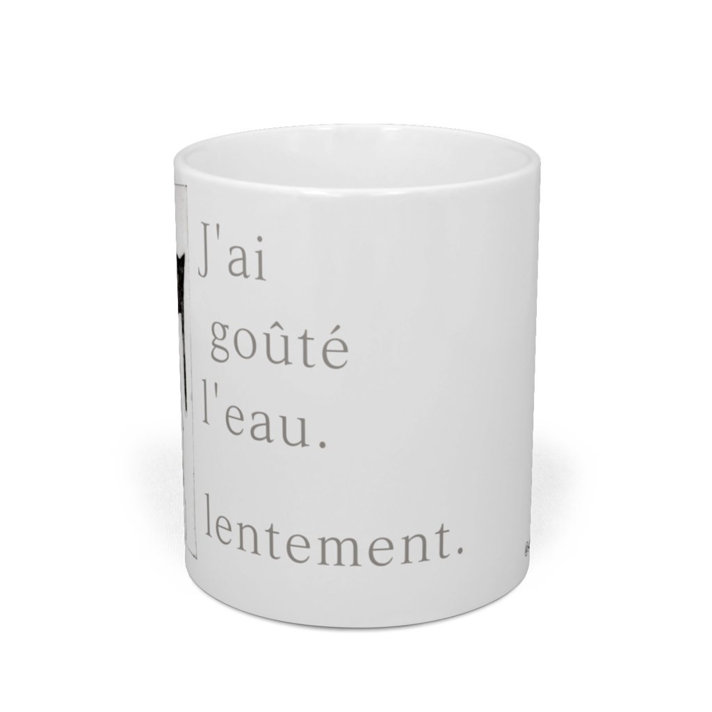 ゆっくりと水をのむ。マグカップ