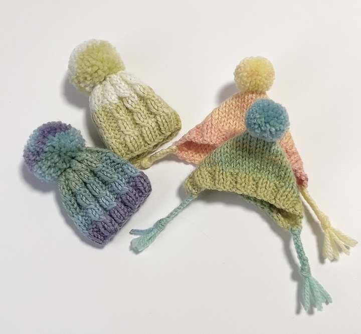 ドール用　カラフルグラデーションの手編みニット帽