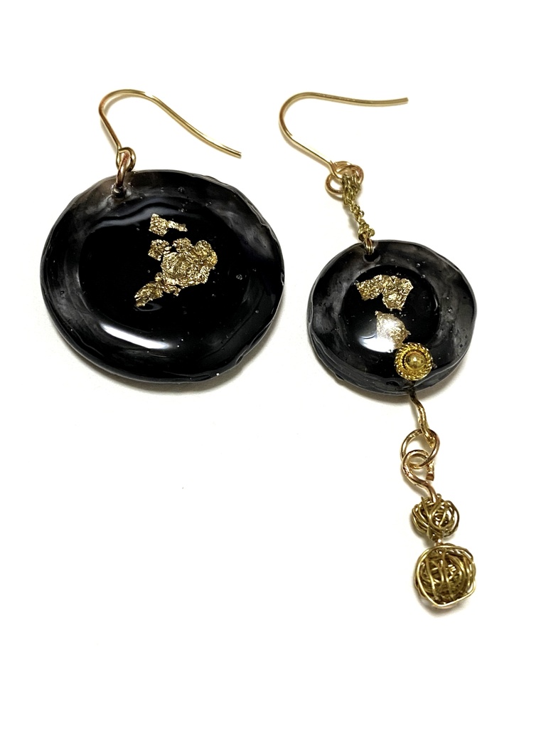 【SALE】金箔を閉じ込めた黒ピアス