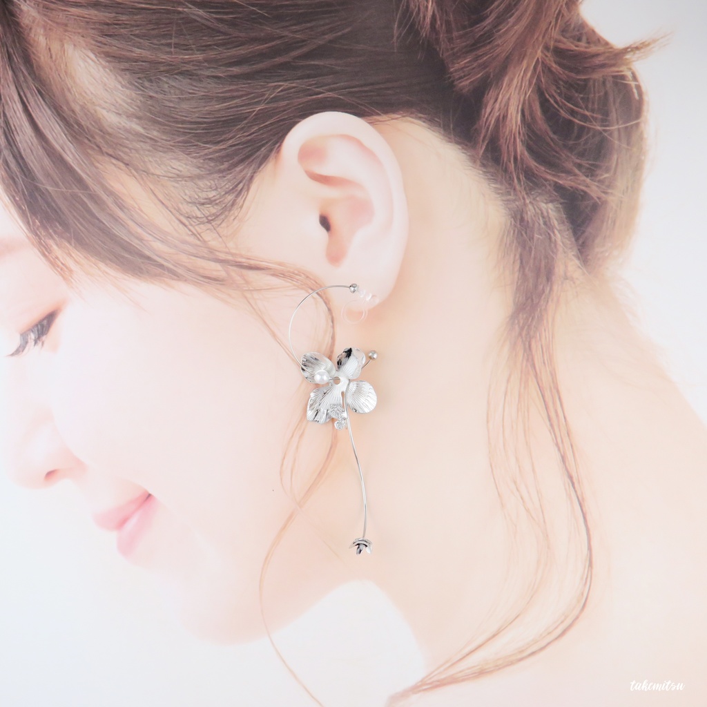 揺れるフラワーフープイヤリング【シルバー】
