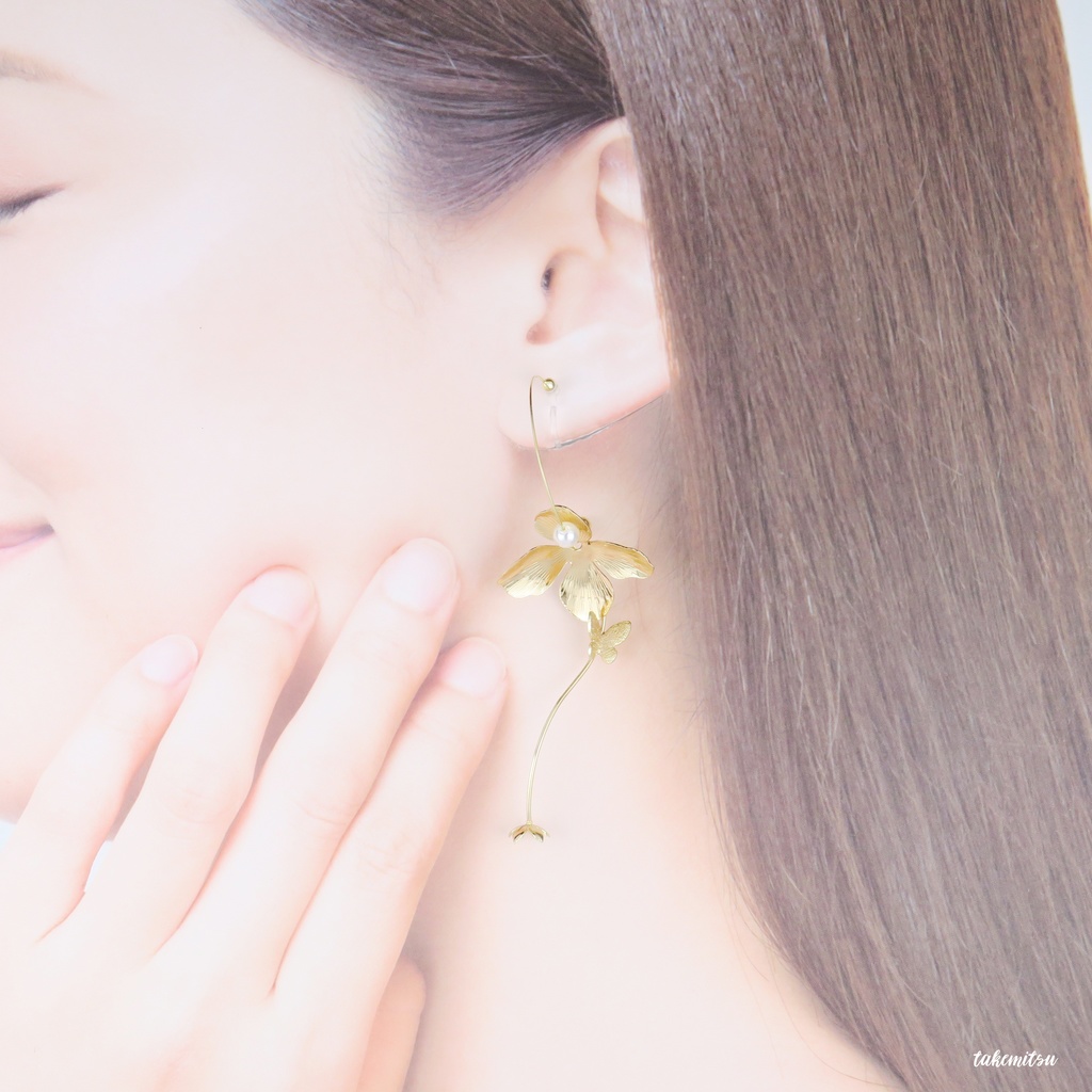 揺れるフラワーフープイヤリング【ゴールド】