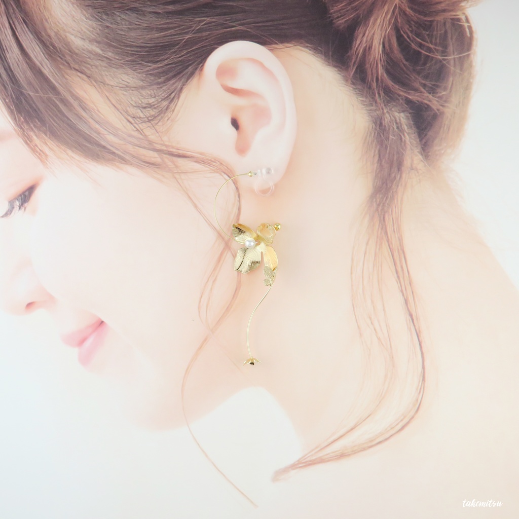 揺れるフラワーフープイヤリング【ゴールド】