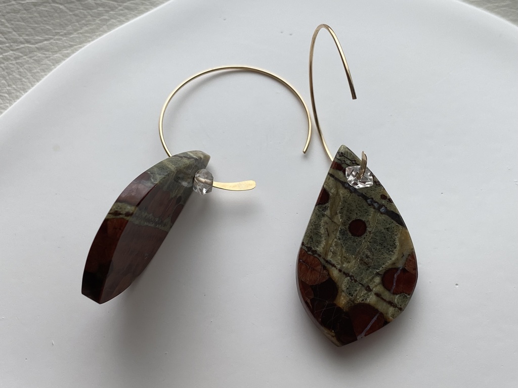 岡田以蔵イメージ「すぐそこに」ピアス