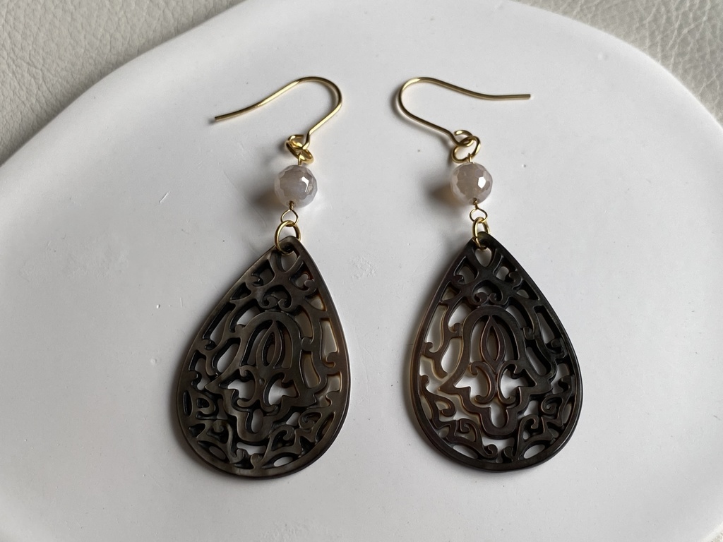 黒蝶貝の透かし彫りピアス