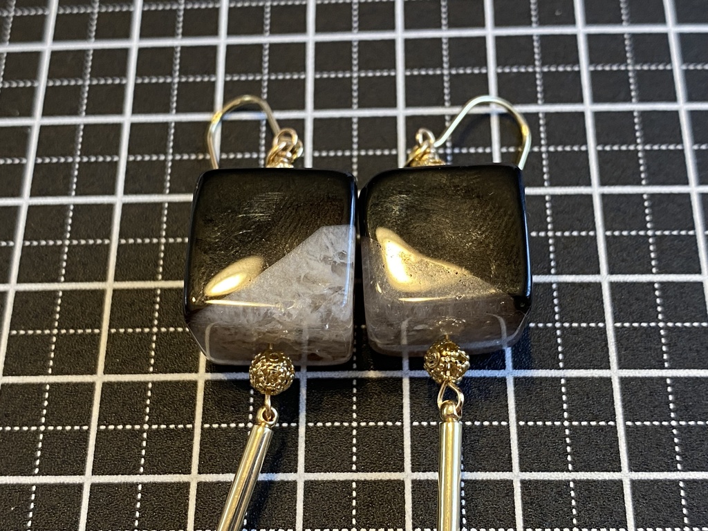 バイカラーキューブアゲートのピアス