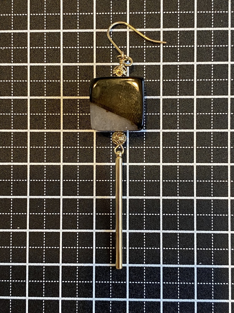 バイカラーキューブアゲートのピアス