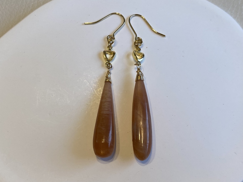 ピーチムーンストーンのピアス