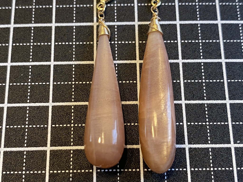 ピーチムーンストーンのピアス