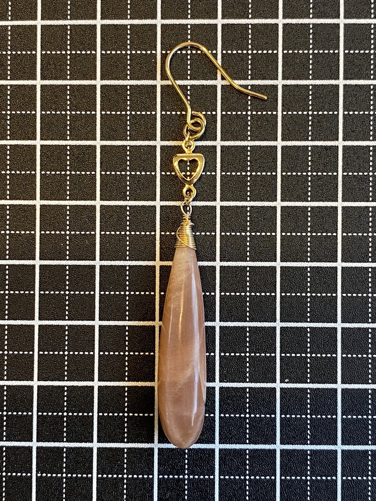 ピーチムーンストーンのピアス