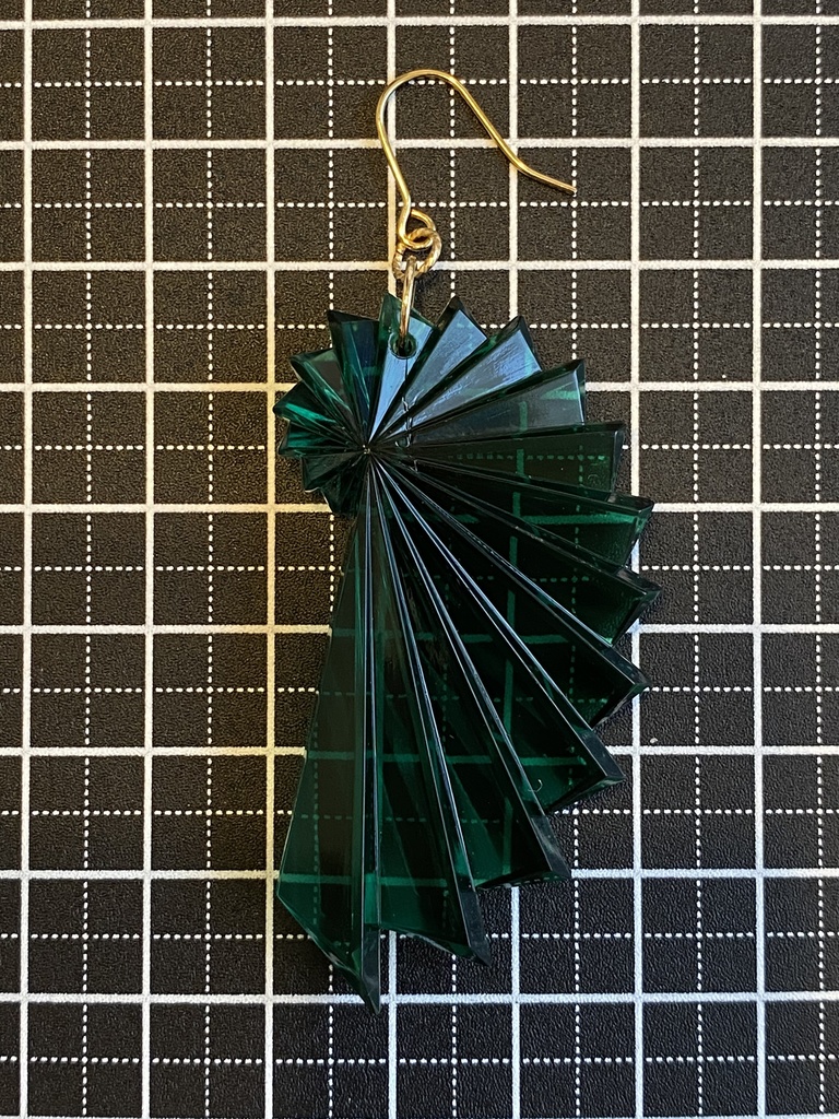 ドイツ製アンティークアクリルパーツのピアス