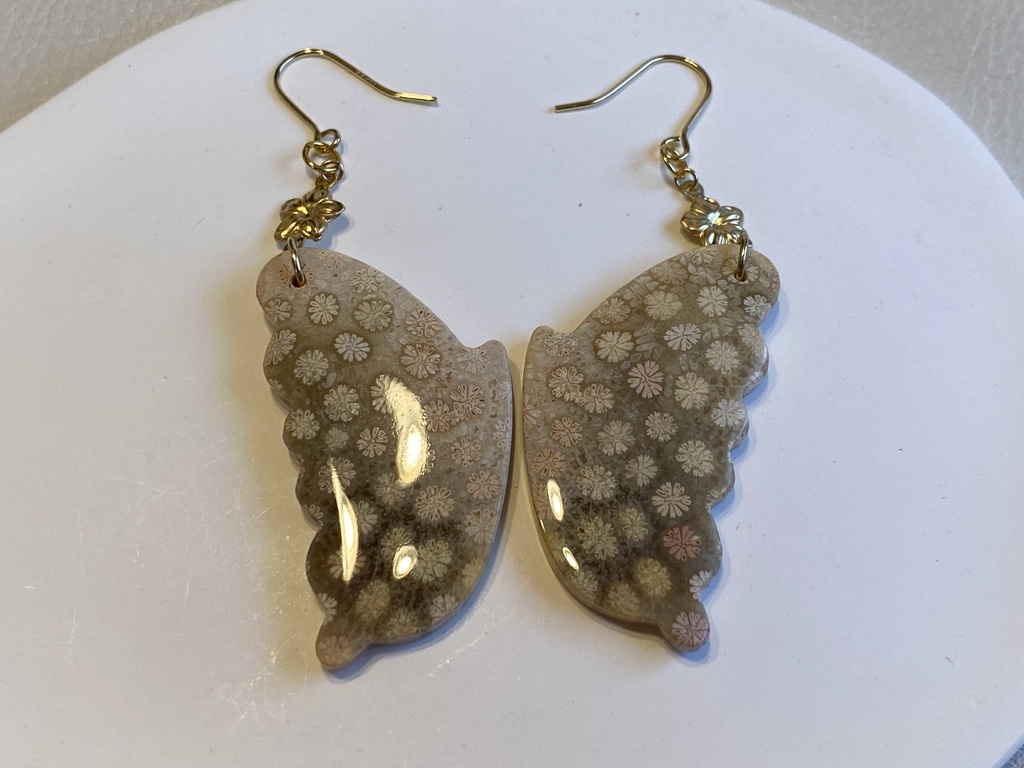 蝶のフォッシルコーラルピアス