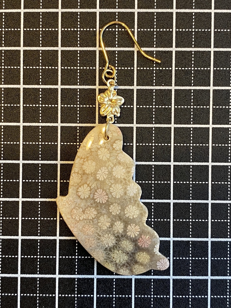 蝶のフォッシルコーラルピアス