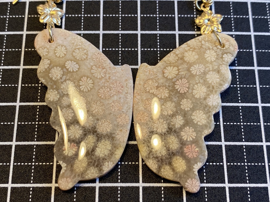 蝶のフォッシルコーラルピアス