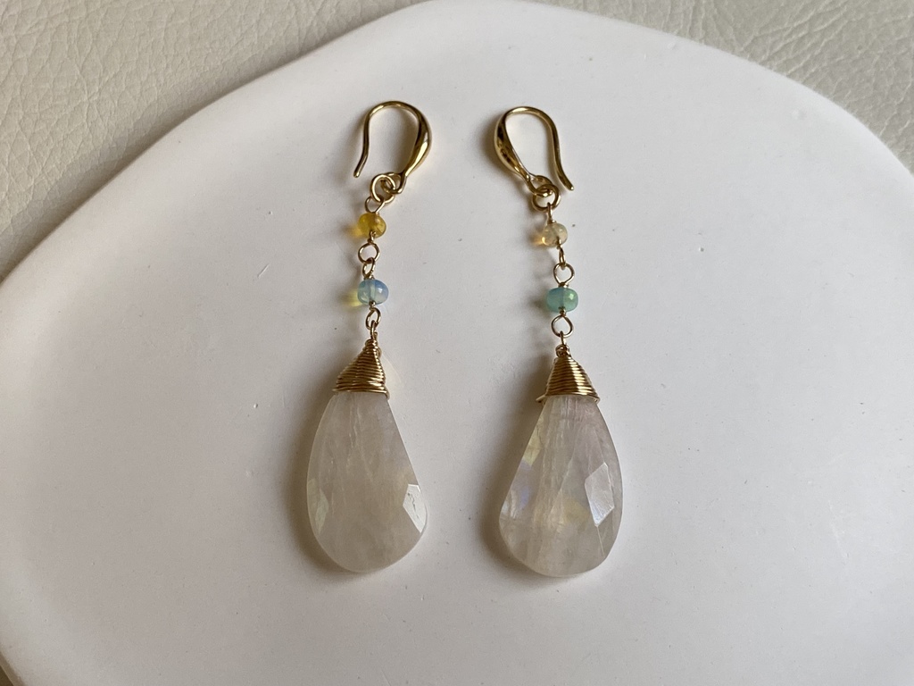 ダブルファイア・レインボームーンストーンのピアス