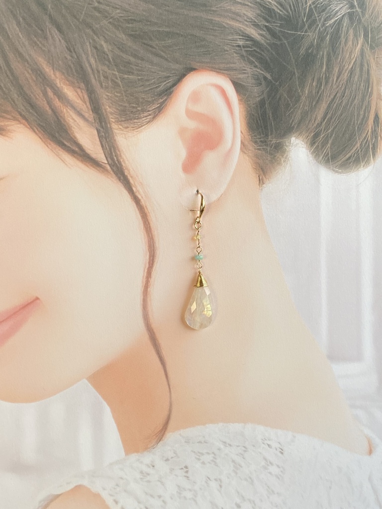 ダブルファイア・レインボームーンストーンのピアス