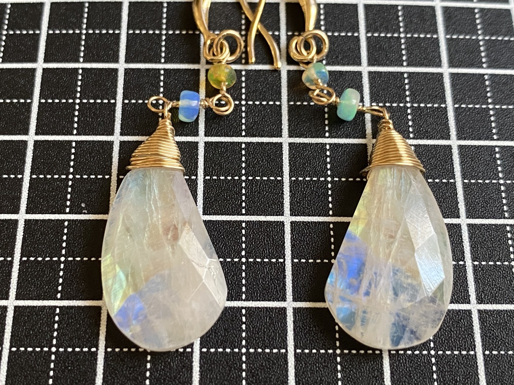 ダブルファイア・レインボームーンストーンのピアス