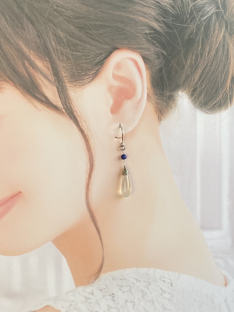 グレーカルセドニーのピアス