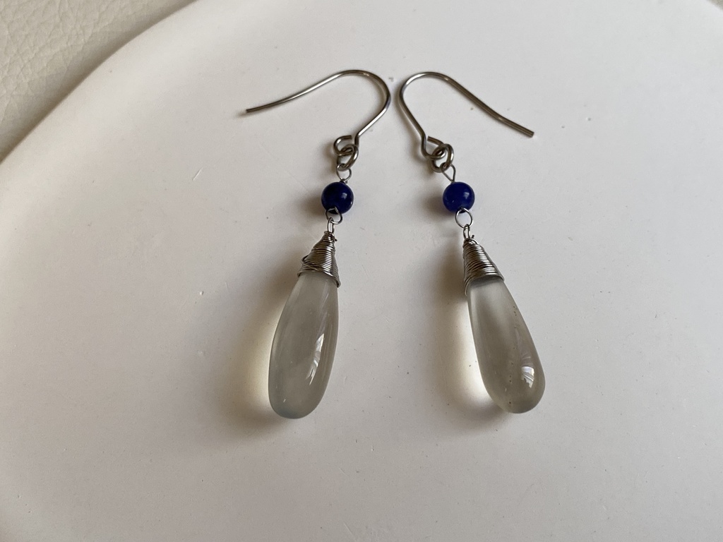 グレーカルセドニーのピアス