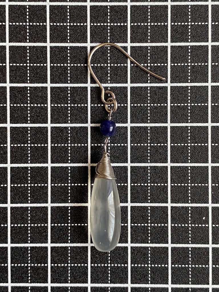 グレーカルセドニーのピアス