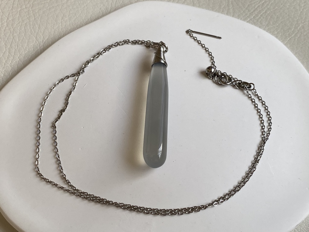 グレーカルセドニーのネックレス