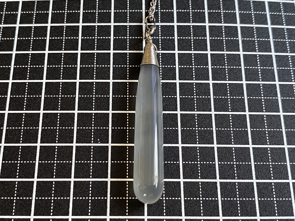 グレーカルセドニーのネックレス