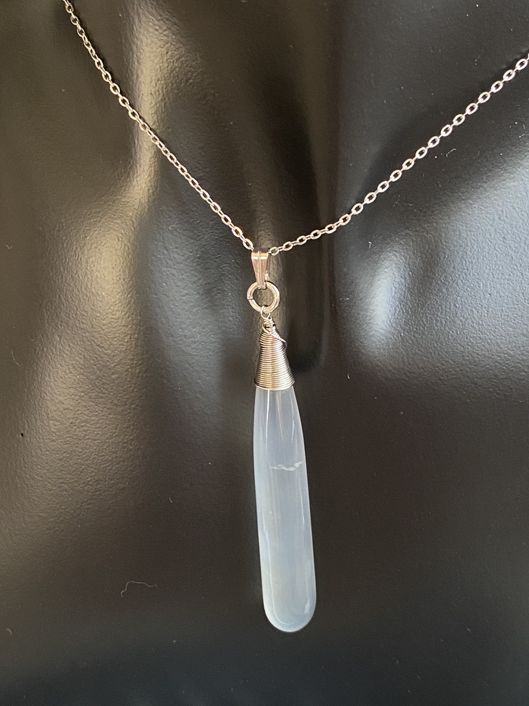 グレーカルセドニーのネックレス