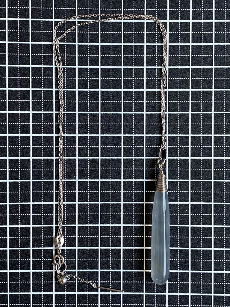 グレーカルセドニーのネックレス