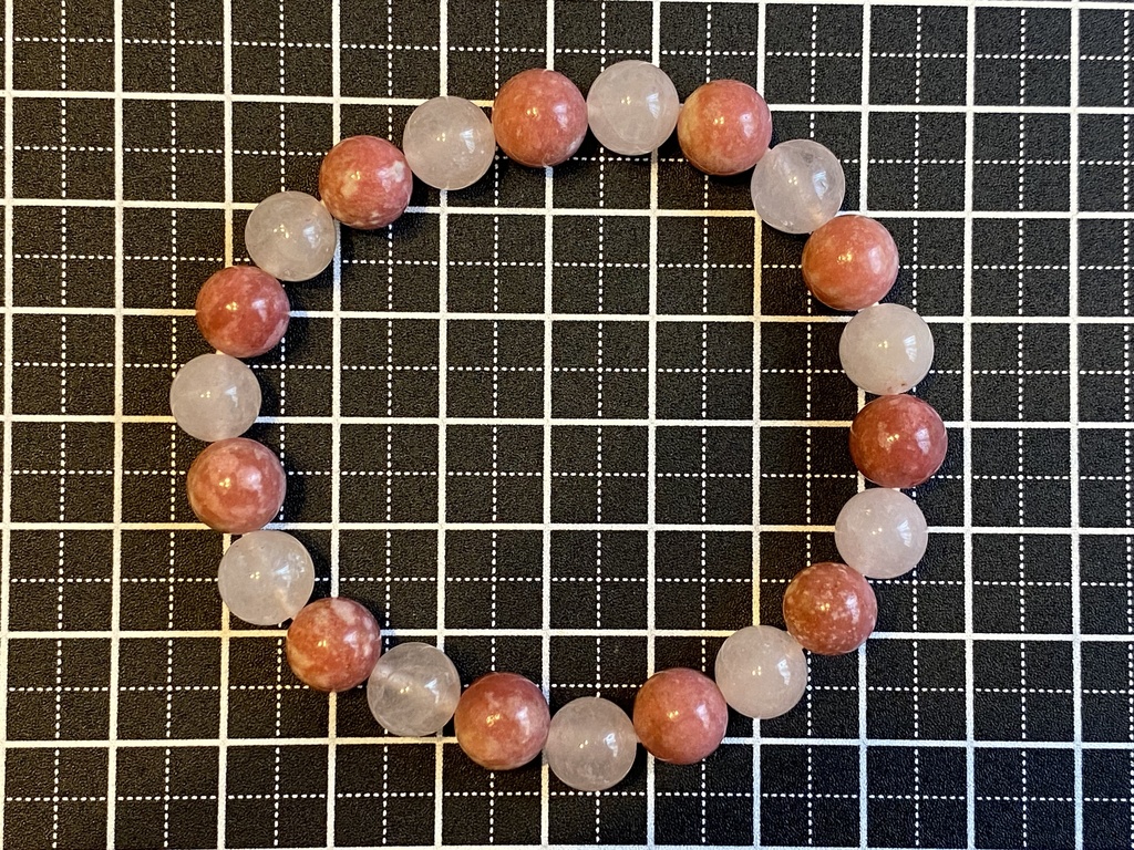 くすみピンクのブレスレット