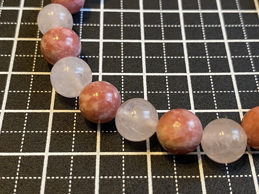 くすみピンクのブレスレット