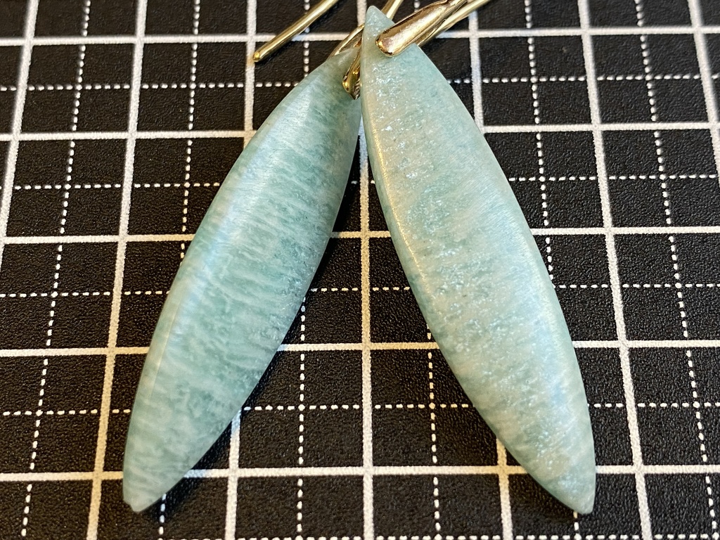 シャイニーアマゾナイトのピアス