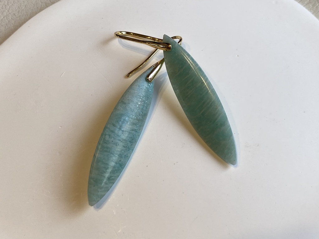 シャイニーアマゾナイトのピアス