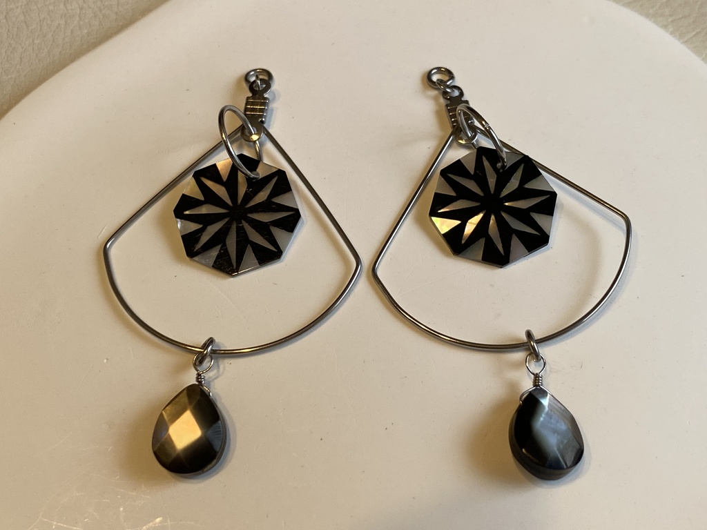 マザーオブパールとオブシディアンのチャーム