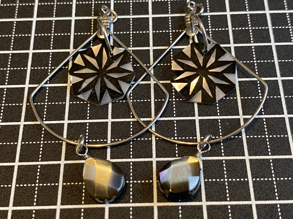 マザーオブパールとオブシディアンのチャーム