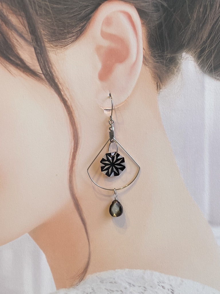 マザーオブパールとオブシディアンのチャーム