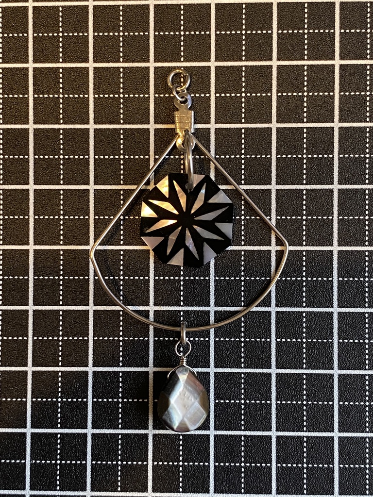 マザーオブパールとオブシディアンのチャーム