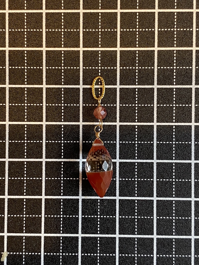 レッドオニキスとクリスタルのチャーム