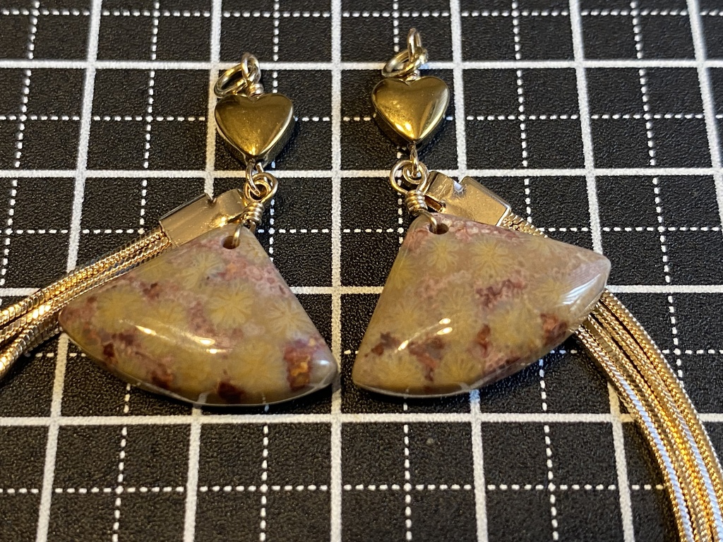 花々の浮かぶフォッシルコーラルチャーム