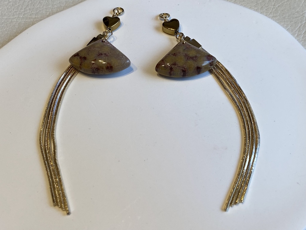 花々の浮かぶフォッシルコーラルチャーム