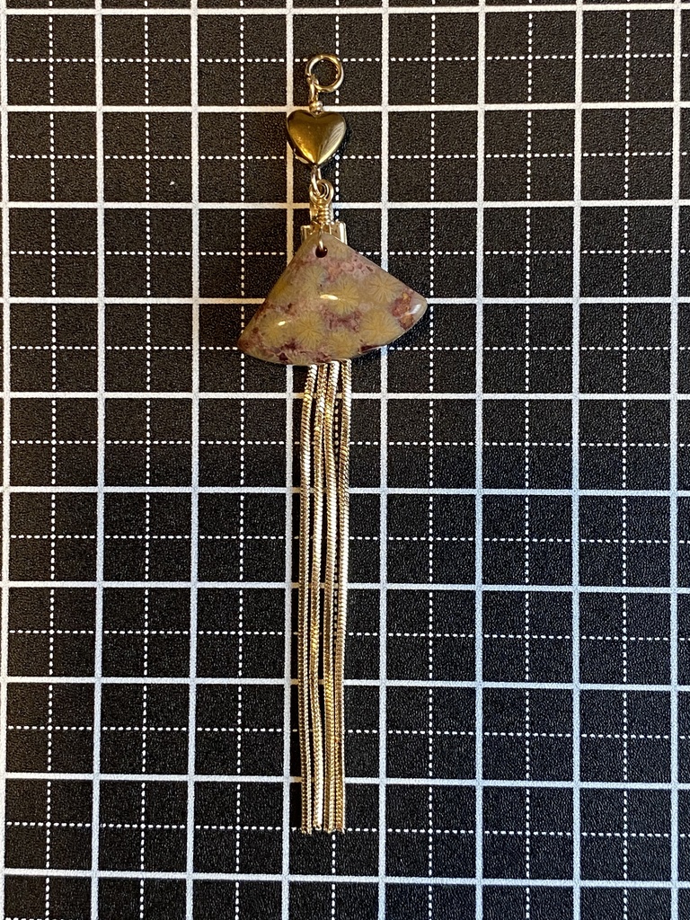 花々の浮かぶフォッシルコーラルチャーム