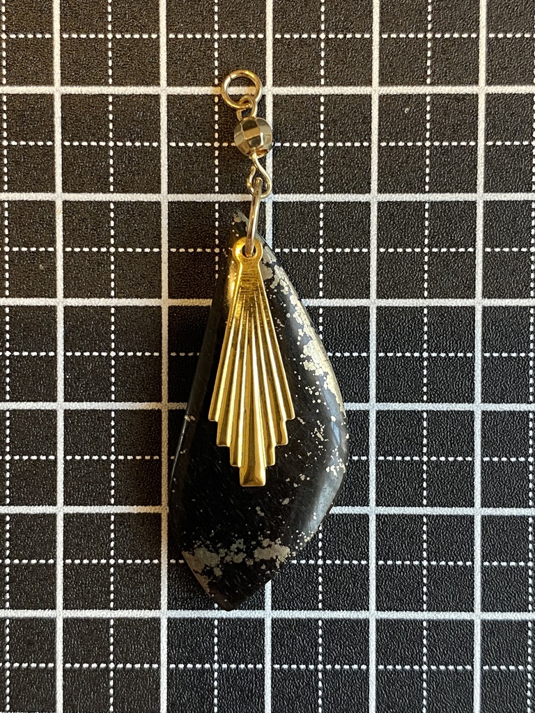 ブラック×ゴールドのチャーム