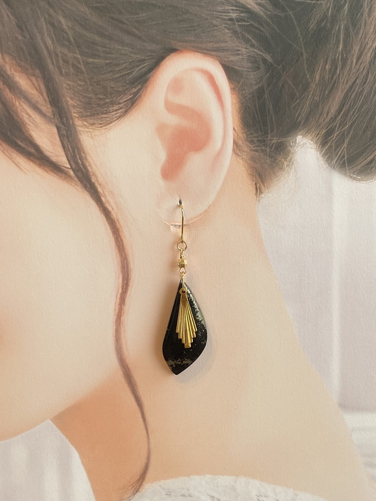 ブラック×ゴールドのチャーム